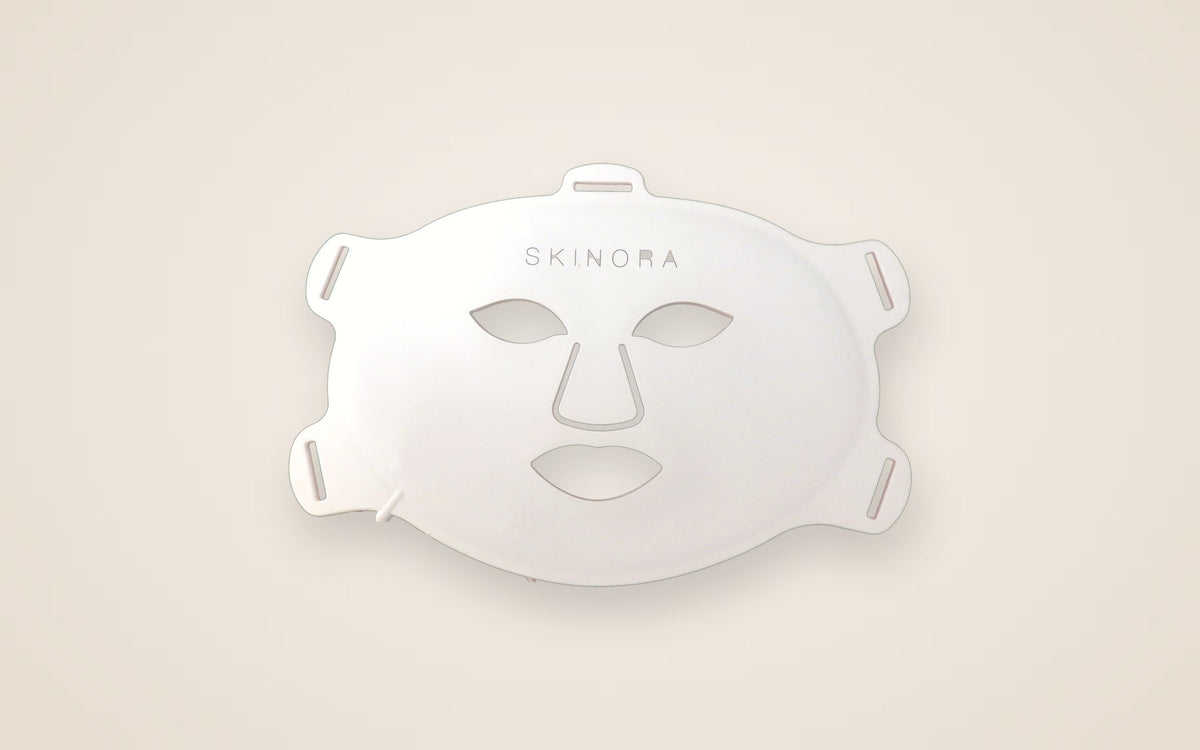 Masque LED visage Skinora sur fond beige, format large
